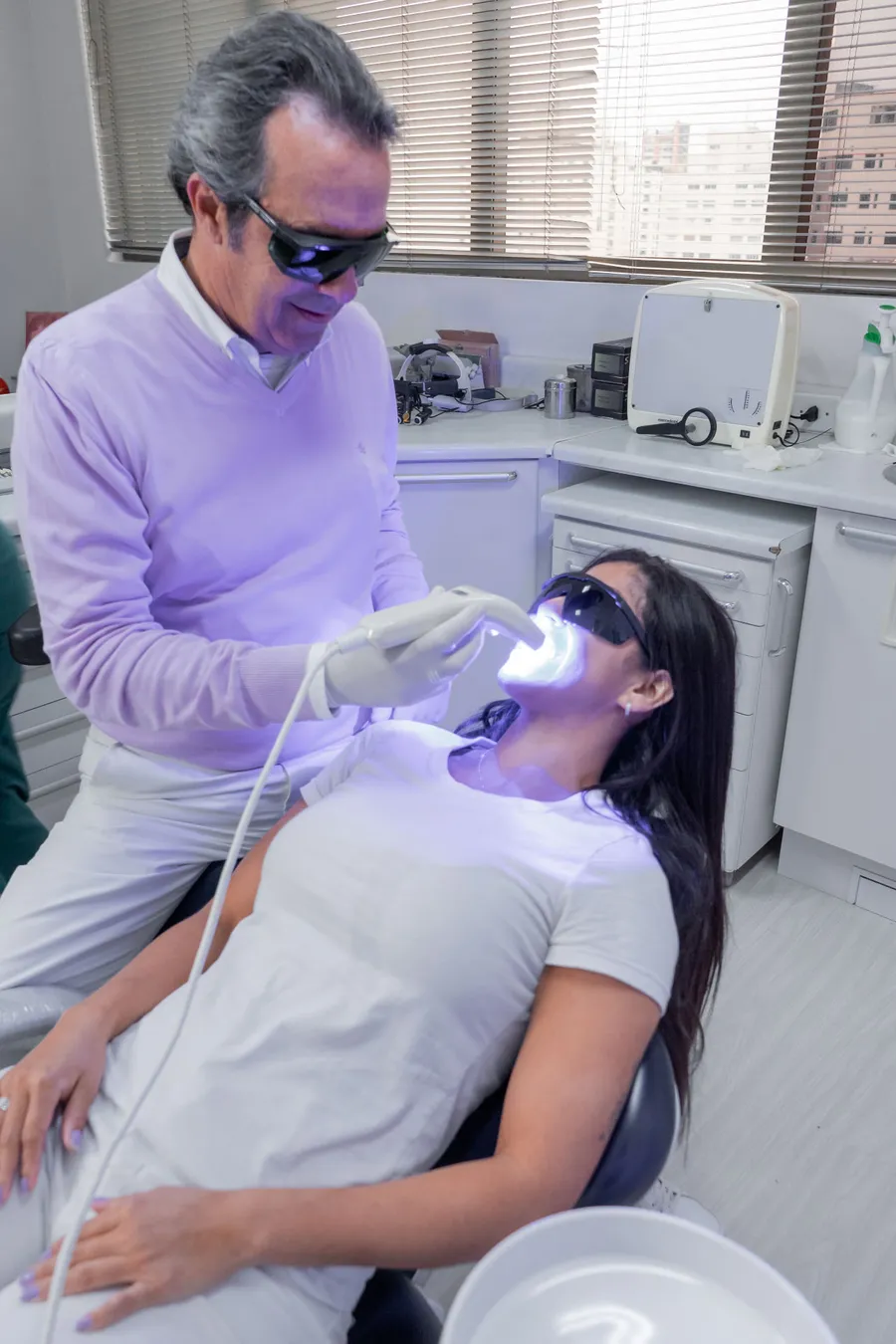 Aplicação de clareamento dental a laser no consultório